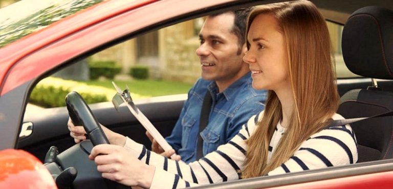 Comment conduire une voiture manuelle comme un pro
